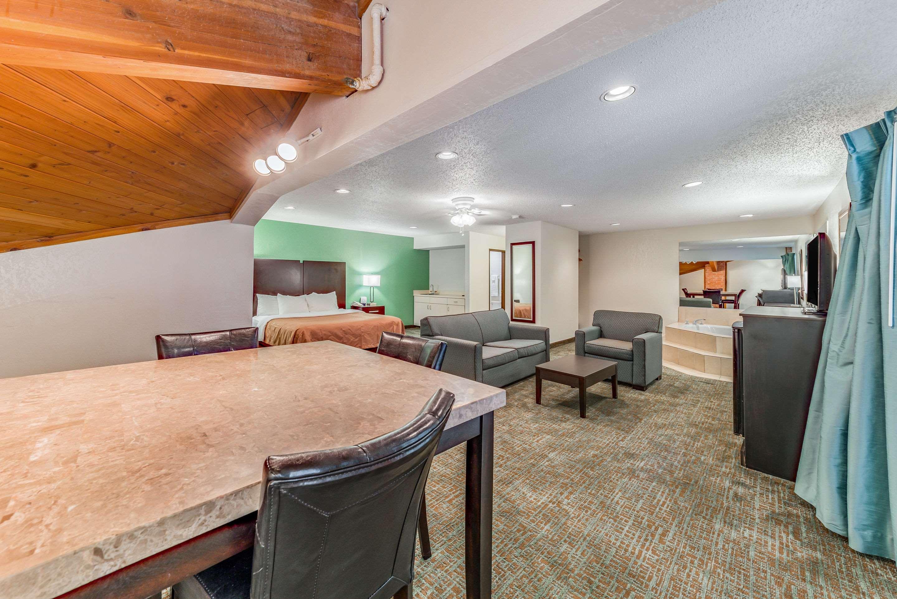 Inn Quality - Plano East 2*